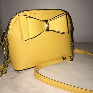 BUNDLE DEAL ITEM 😁!! Yellow crossbody purse